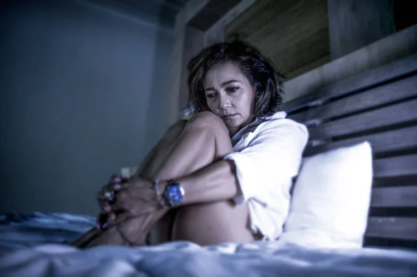 魅力的な悲しいと落ち込んでいる中年女性の劇的なポートレートベッドの上で動揺し 孤独人生危機を通して熟女として思いやりと心配 — ストック写真