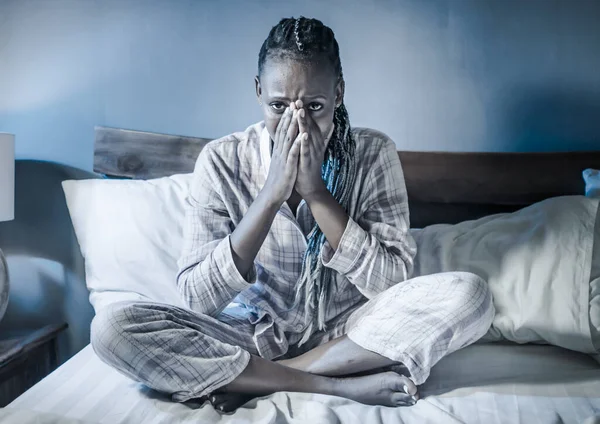 年轻的非洲裔美国女孩在夜间患有忧郁症和失眠 迷人的悲伤和沮丧的黑人妇女在床上忧心忡忡 — 图库照片