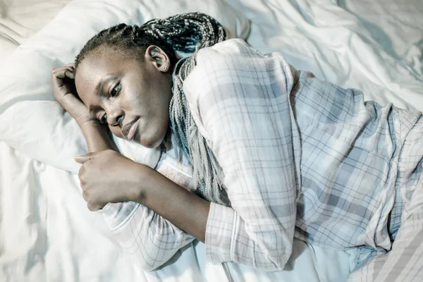 年轻的非洲裔美国女孩在夜间患有忧郁症和失眠 迷人的 忧郁的 忧郁症缠身 躺在床上睡不着的黑人妇女 — 图库照片