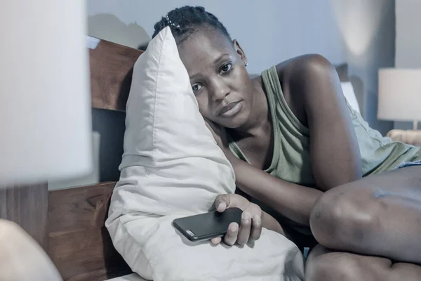 Junge Traurige Und Deprimierte Schwarze Afroamerikanerin Liegt Hilflos Bett Und — Stockfoto