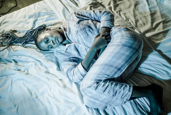 Fiatal Beteg Depressziós Afro Amerikai Pizsamában Feküdt Ágyban Szenvedő Menstruáció — Stock Fotó