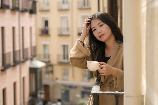 아름답고 아시아 집이나 발코니에서 거리를 바라보며 커피를 마시고 — 스톡 사진