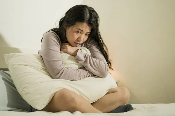 Jovem Mulher Asiática Deprimida Jovem Bela Triste Menina Chinesa Cama — Fotografia de Stock