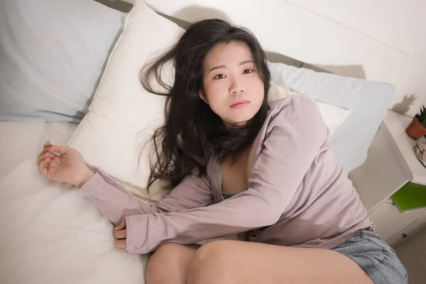 Молодая Азиатка Подавлена Молодая Красивая Грустная Китаянка Кровати Подушкой Чувствует — стоковое фото