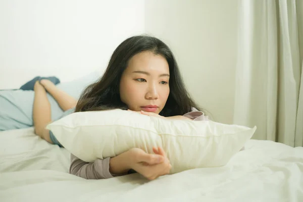 Jovem Mulher Asiática Deprimida Jovem Bela Triste Menina Chinesa Cama — Fotografia de Stock