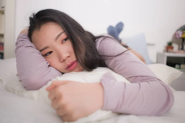 Jovem Mulher Asiática Deprimida Jovem Bela Triste Menina Chinesa Cama — Fotografia de Stock