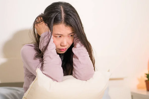 Юна Азіатка Пригнічена Молода Вродлива Сумна Корейська Дівчина Ліжку Подушкою — стокове фото