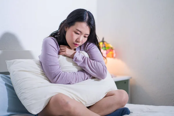 Jovem Mulher Asiática Deprimida Jovem Linda Triste Menina Coreana Cama — Fotografia de Stock