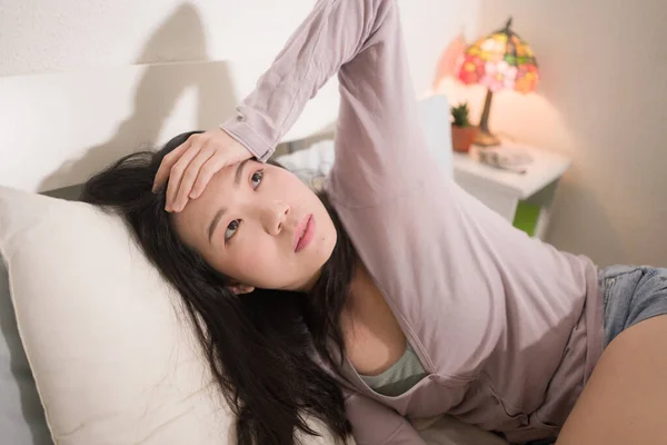 Jovem Mulher Asiática Deprimida Jovem Linda Triste Menina Coreana Cama — Fotografia de Stock