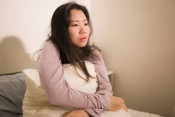 Jovem Mulher Asiática Deprimida Jovem Linda Triste Menina Coreana Cama — Fotografia de Stock