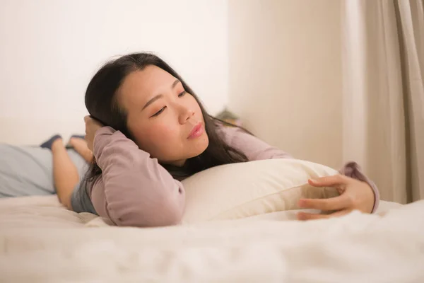 Молодая Азиатка Депрессии Молодая Красивая Грустная Корейская Девушка Кровати Подушкой — стоковое фото