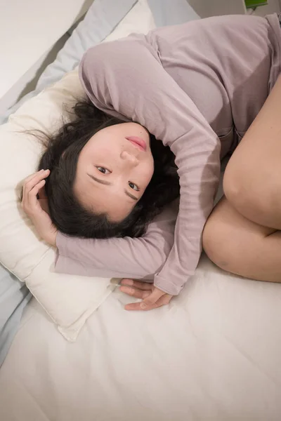 Jovem Mulher Asiática Deprimida Jovem Linda Triste Menina Coreana Cama — Fotografia de Stock