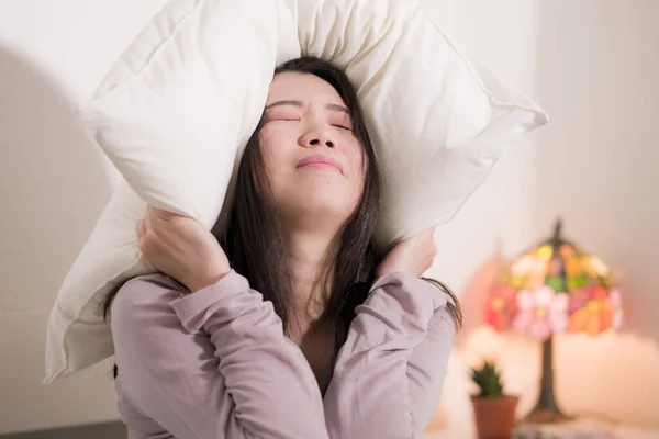 Jovem Mulher Asiática Deprimida Jovem Linda Triste Menina Japonesa Cama — Fotografia de Stock