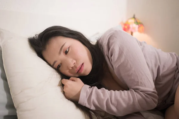 Молодая Азиатка Подавлена Молодая Красивая Грустная Японская Девушка Кровати Подушкой — стоковое фото