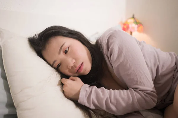 Jovem Mulher Asiática Deprimida Jovem Linda Triste Menina Japonesa Cama — Fotografia de Stock