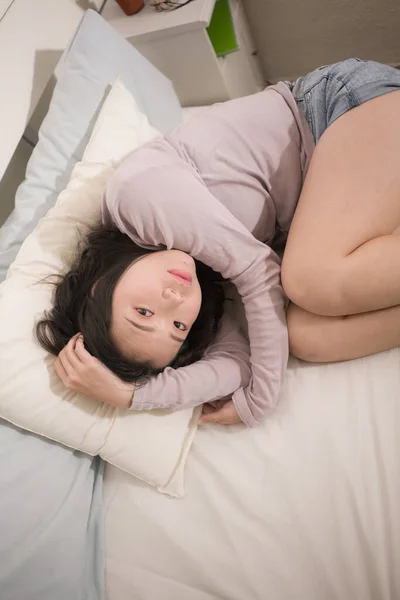 Joven Mujer Asiática Deprimida Joven Hermosa Triste Chica Japonesa Cama — Foto de Stock