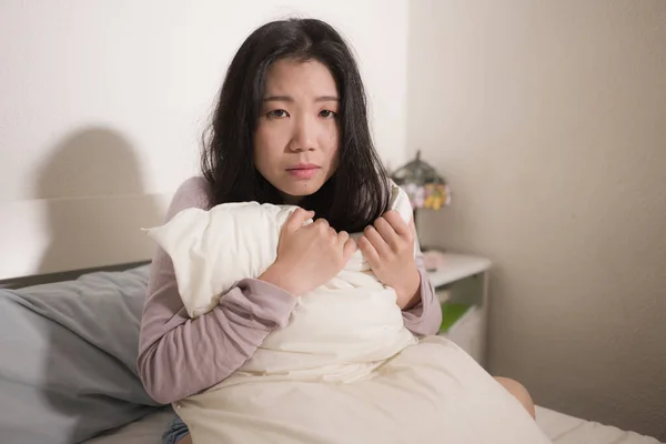 Jovem Mulher Asiática Deprimida Jovem Linda Triste Menina Japonesa Cama — Fotografia de Stock