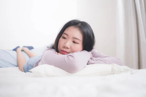 Jovem Mulher Asiática Deprimida Jovem Linda Triste Menina Japonesa Cama — Fotografia de Stock