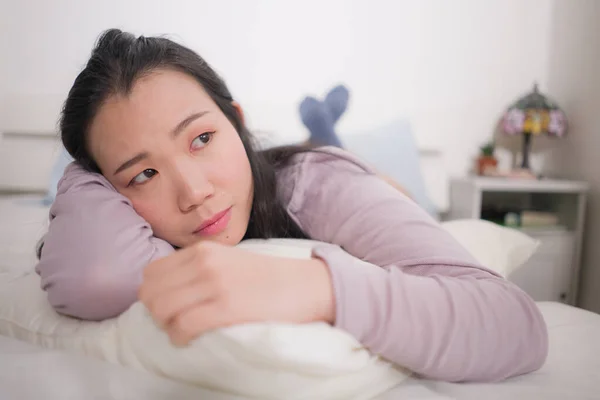 Fiatal Ázsiai Depressziós Fiatal Szép Szomorú Japán Lány Ágyban Párna — Stock Fotó