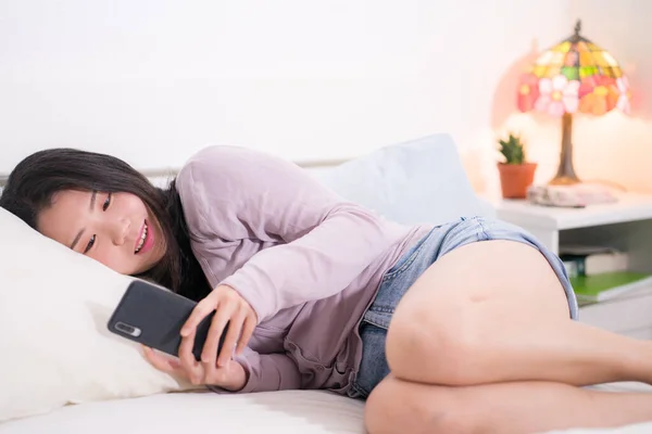 인터넷 모바일 인터넷 사용하여 행복하고 매력적 여성의 사진을 아시아 소녀의 — 스톡 사진