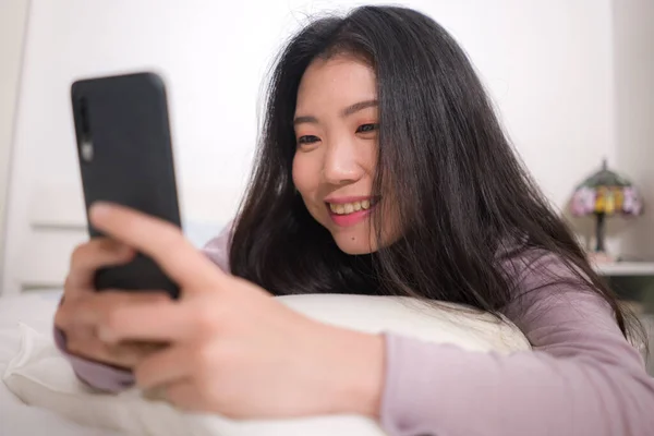 Ázsiai Lány Kézi Telefon Otthoni Életmód Portré Fiatal Boldog Vonzó — Stock Fotó