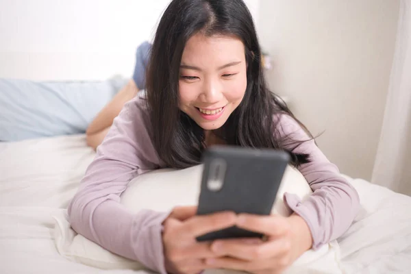 인터넷 모바일 인터넷 사용하여 행복하고 매력적 여성의 사진을 아시아 소녀의 — 스톡 사진