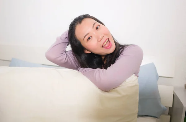 Retrato Estilo Vida Jovem Bela Mulher Asiática Casa Atraente Feliz — Fotografia de Stock