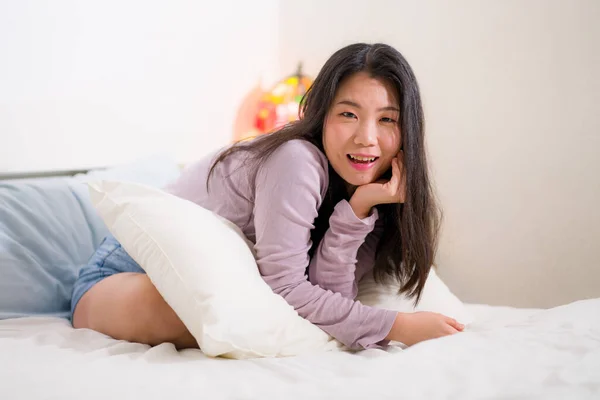 Retrato Estilo Vida Jovem Bela Mulher Asiática Casa Atraente Feliz — Fotografia de Stock