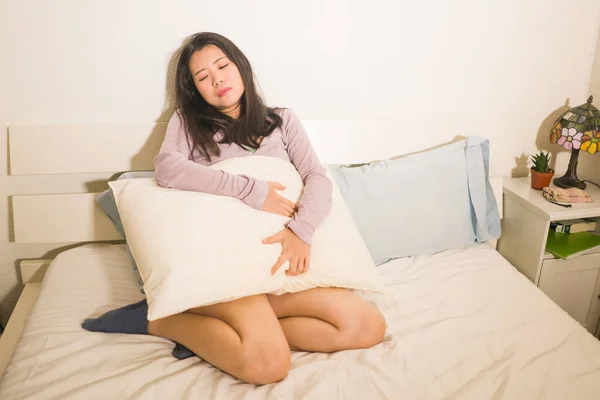 Jovem Asiático Mulher Sofrendo Menstruação Abdominal Cãibra Doente Cansado Japonês — Fotografia de Stock