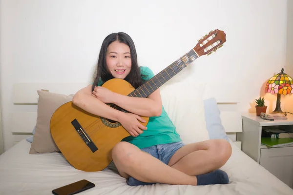 Jovem Feliz Mulher Asiática Tocando Guitarra Cama Atraente Bela Menina — Fotografia de Stock