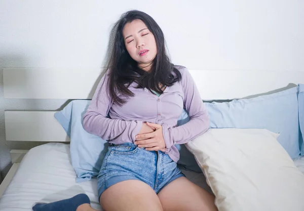 Jovem Asiático Mulher Sofrendo Menstruação Abdominal Cãibra Doente Cansado Coreano — Fotografia de Stock