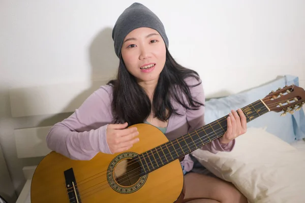 Joven Feliz Mujer Asiática Tocando Guitarra Cama Atractiva Hermosa Chica — Foto de Stock