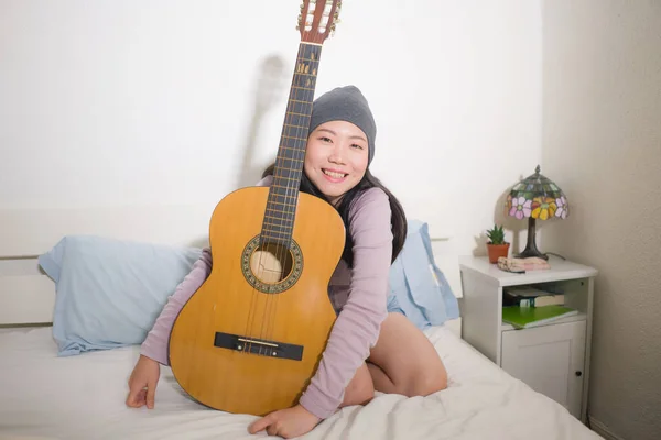 Joven Feliz Mujer Asiática Tocando Guitarra Cama Atractiva Hermosa Chica — Foto de Stock