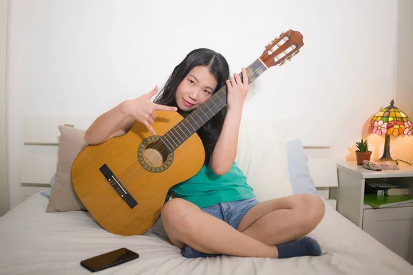 Молодая Счастливая Азиатка Играет Гитаре Постели Привлекательная Красивая Корейская Девушка — стоковое фото