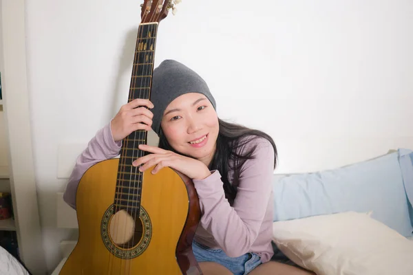 Jovem Feliz Mulher Asiática Tocando Guitarra Cama Atraente Bela Menina — Fotografia de Stock