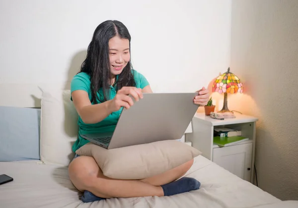 Casa Estilo Vida Retrato Jovem Feliz Bonita Mulher Coreana Asiática — Fotografia de Stock