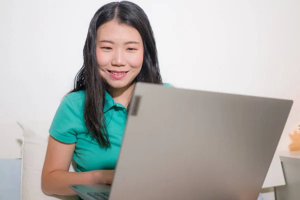 Estilo Vida Casa Retrato Joven Feliz Hermosa Mujer Coreana Asiática — Foto de Stock