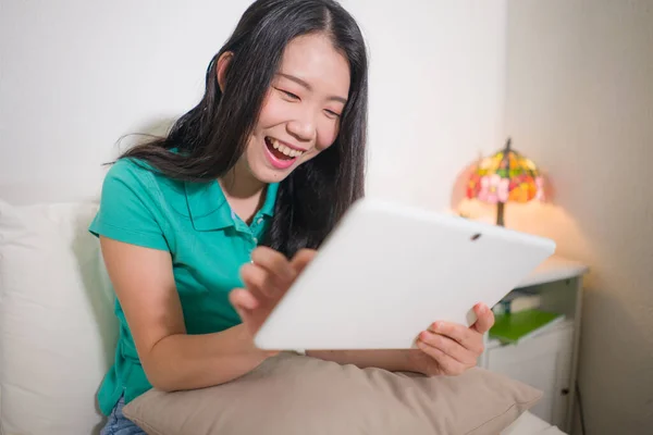 Joven Feliz Atractiva Asiática China Mujer Casa Creación Redes Riendo — Foto de Stock