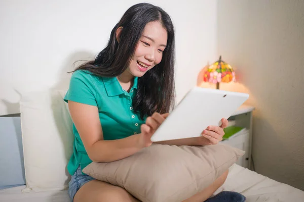 Joven Feliz Atractiva Asiática Japonesa Mujer Casa Creación Redes Estudiar — Foto de Stock