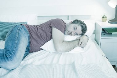 Depresyonda olan bir adam - 40 'lı yaşlarının başında üzgün ve depresif bir adamın evde dramatik bir portresi. 