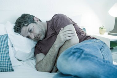 Depresyonda olan bir adam - 40 'lı yaşlarının başında üzgün ve depresif bir adamın evde dramatik bir portresi. 