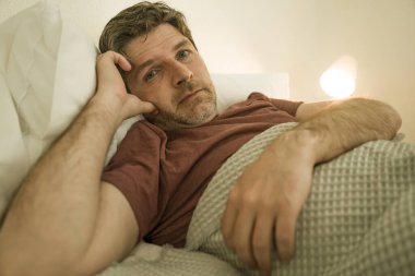 Depresyonda olan bir adam - 40 'lı yaşlarının başında üzgün ve depresif bir adamın evde dramatik bir portresi. 