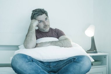 Depresyon sorunu yaşayan bir adam. 40 'lı yaşlarının başında üzgün ve depresif bir adamın dramatik portresi. Endişe bunalımı yaşıyor. 