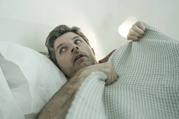 공포에 공포에 떨었던 남자가 담요를 두르고 편집증에 잠에서 — 스톡 사진