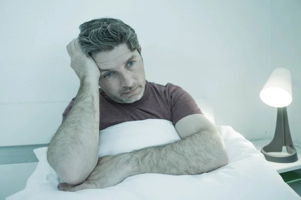 うつ病の問題に苦しむ男 悲しいと落ち込んでいる男の家で劇的な肖像 40代前半のベッドの上に座って不安危機感絶望的で壊れた心 — ストック写真