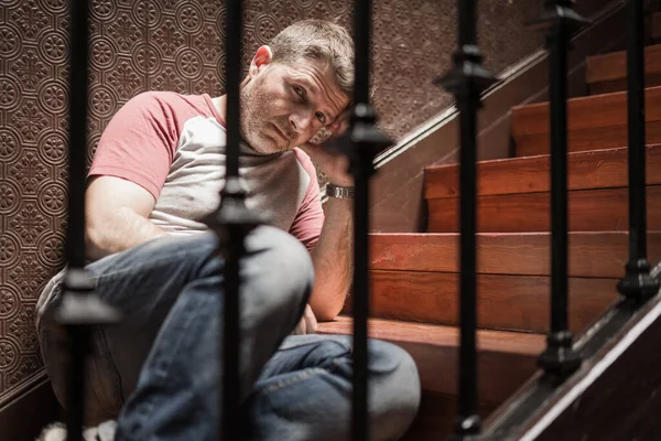 대남성 실내에 생각깊고 스러운 우울증을 모습의 — 스톡 사진