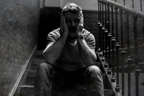 Bezrobocie Rozwód Dramatyczny Portret Smutnego Przygnębionego Mężczyzny Czterdziestce Siedzącego Domu — Zdjęcie stockowe