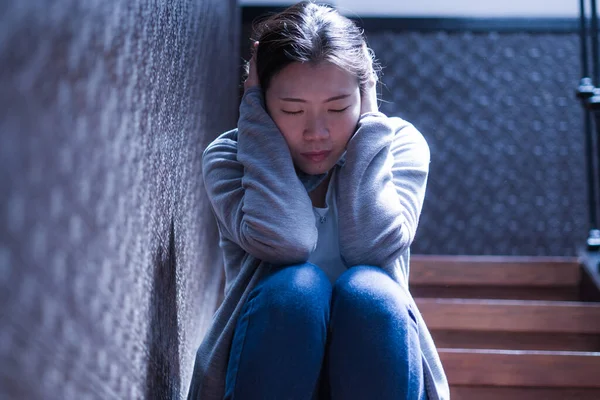 Fiatal Gyönyörű Ázsiai Fájdalom Szenved Depresszió Drámai Beltéri Portré Lépcsőn — Stock Fotó