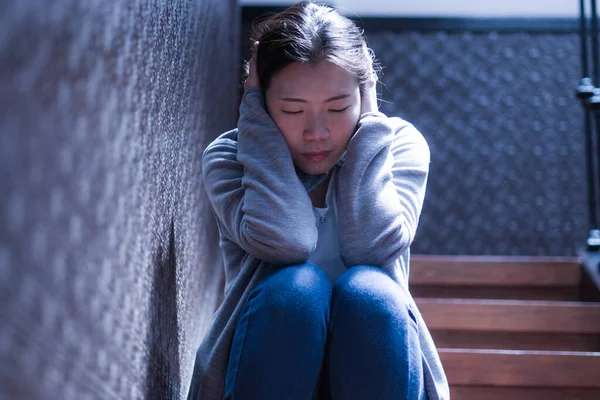 Jovem Bela Mulher Asiática Dor Sofrendo Depressão Dramático Dentro Casa — Fotografia de Stock