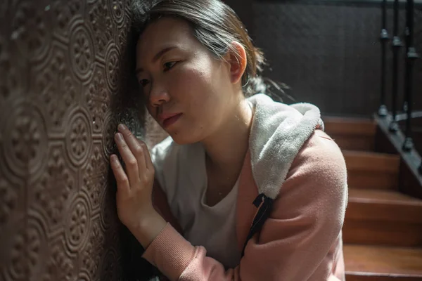 Молодая Красивая Азиатка Страдающая Депрессией Драматический Портрет Помещении Лестнице Грустной — стоковое фото